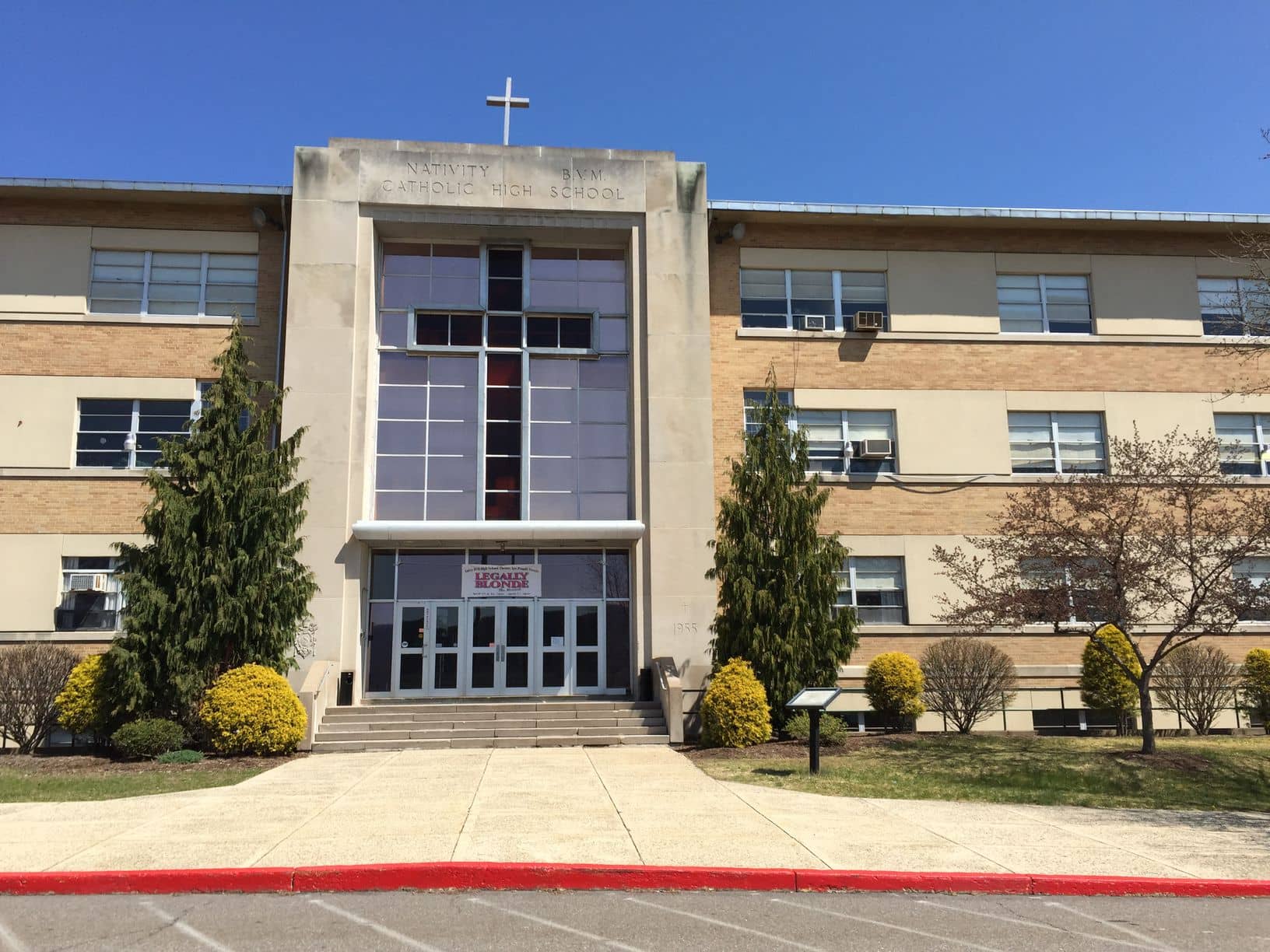 Nativity BVM High School 学校大门 Nativity BVM High School 主临圣母玛利亚高中